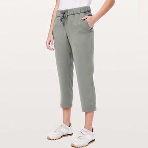 Lululemon Women's 'On The Fly' Woven Crop Pants in Grey Sage - Size 4